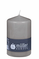 Eine Stumpenkerze von Müller Kerzenfabrik in der Größe 11x6,8cm in der Farbe Schiefer.