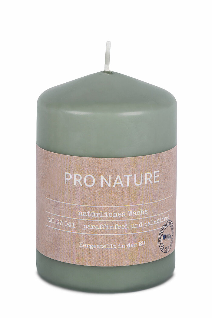 Eine Pro Nature Stearin-Stumpenkerze von Müller Kerzenfabrik in der Größe 10x6,8cm mit Minzgeruch.