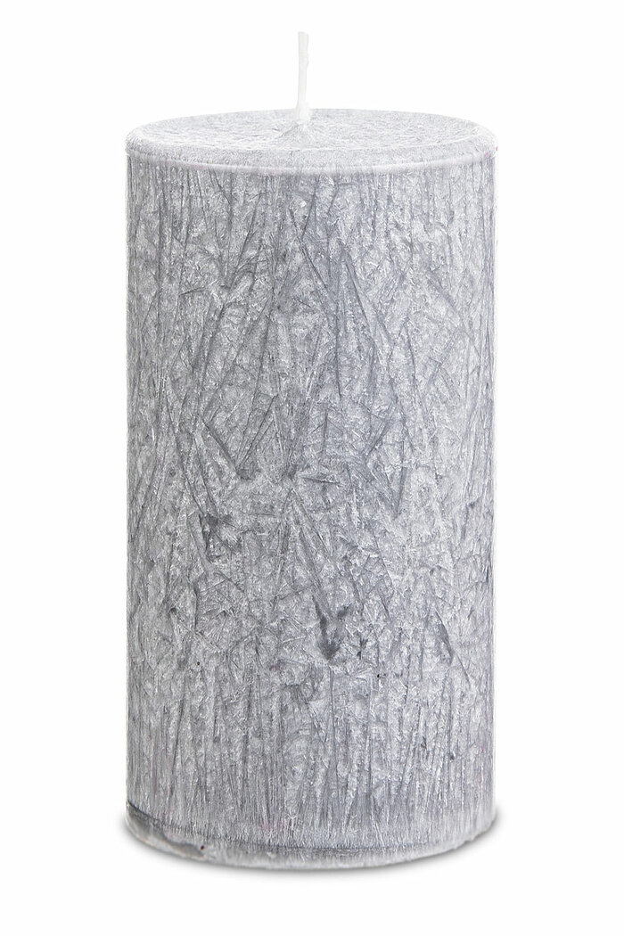 Eine Stumpenkerze Pure Olivenwachs von Richard Wenzel in der Größe 13x6cm in der Farbe Anthrazit.