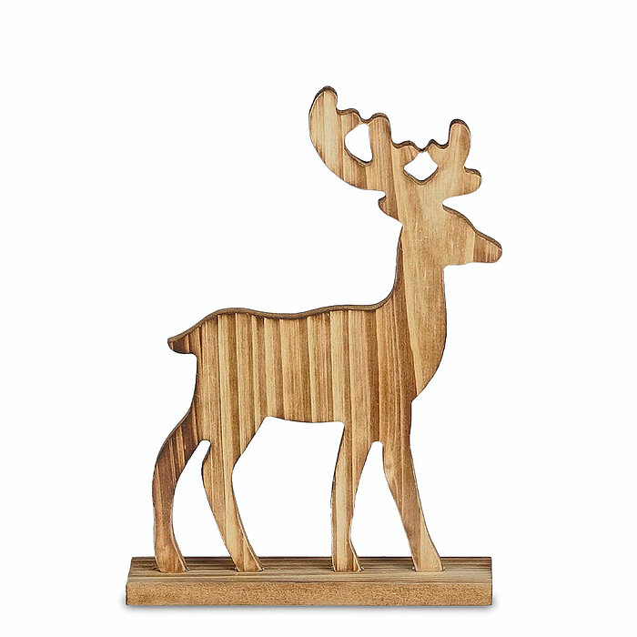Holzfigur eines Hirsches mit detaillierten, geschwungenen Geweihen. Der Hirsch steht aufrecht und elegant auf einem rechteckigen Holzsockel. Die Maserung des Holzes verleiht der Figur eine natürliche Textur und Wärme, wodurch eine rustikale und gemütliche