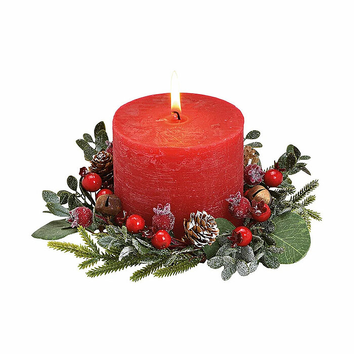 Eine brennende rote Stumpenkerze, umgeben von einer festlichen Kranzdekoration aus grünen Blättern, Tannenzweigen, roten Beeren, kleinen Zapfen und Glocken. Die Dekoration ist reich an Details und vermittelt eine warme, weihnachtliche Stimmung. Alles befi