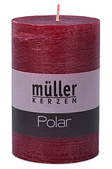Eine Polar Stumpenkerze von Müller Kerzenfabrik in der Größe 12x7,8cm in der Farbe weinrot.