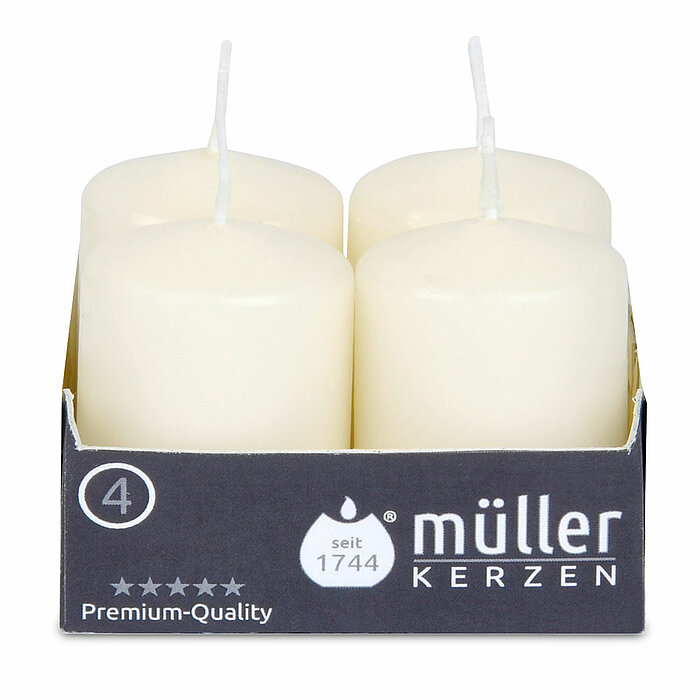 Vier Stumpenkerzen von Müller Kerzenfabrik in der Größe 6,2x4,8cm mit Vanilleduft.
