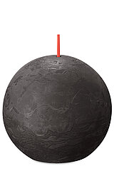 Eine Rustik Kugelkerze von Bolsius in der Farbe Stürmisches Grau mit einem Durchmesser von 7,6cm.