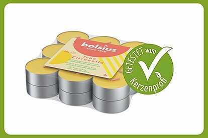 Eine Packung True Citronella Teelichter ist auf dem Bild zu sehen. Daneben ist ein grüner Kerzenprofi getestet Button. Der Rest des Bildes ist weiss.