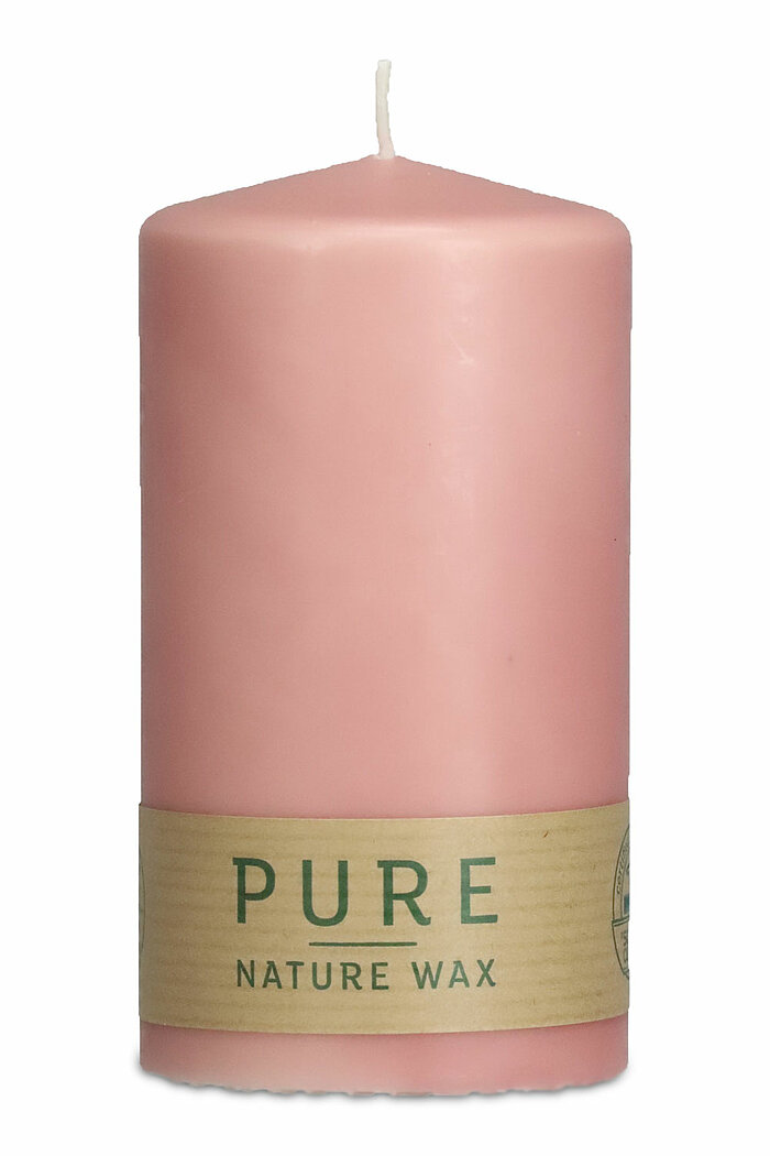 Eine Stumpenkerze Pure von Richard Wenzel in der Größe 13x7cm in der Farbe antikrosa.