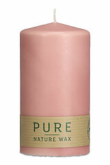 Eine Stumpenkerze Pure von Richard Wenzel in der Größe 13x7cm in der Farbe antikrosa.