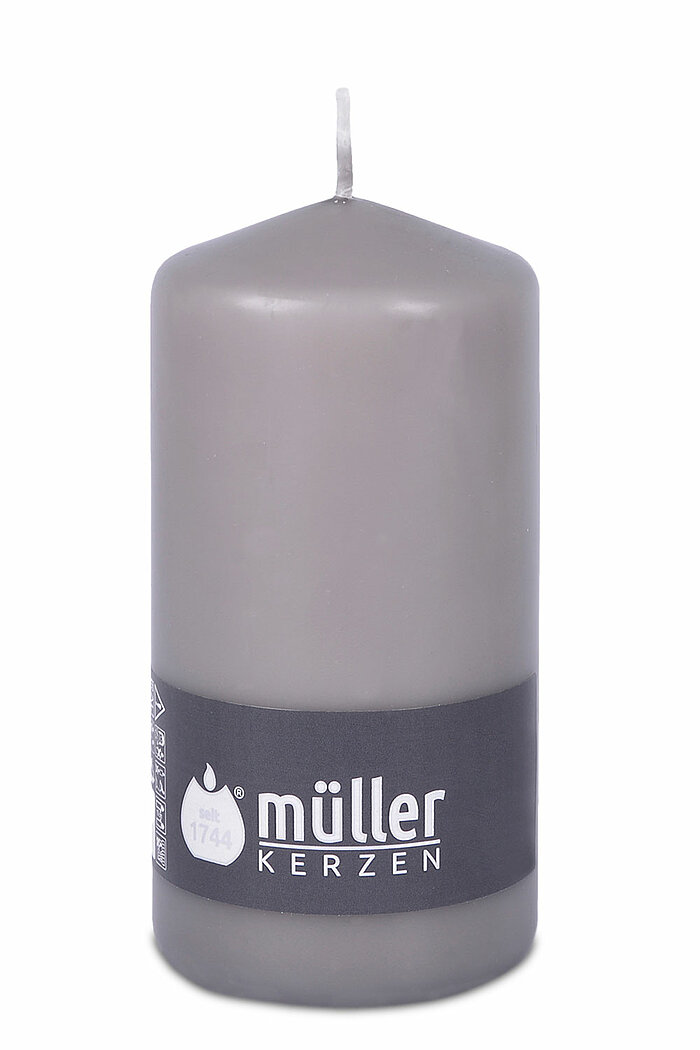 Eine Stumpenkerze von Müller Kerzenfabrik in der Größe 13,5x6,8cm in der Farbe Schiefer.