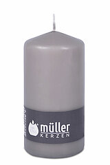 Eine Stumpenkerze von Müller Kerzenfabrik in der Größe 13,5x6,8cm in der Farbe Schiefer.