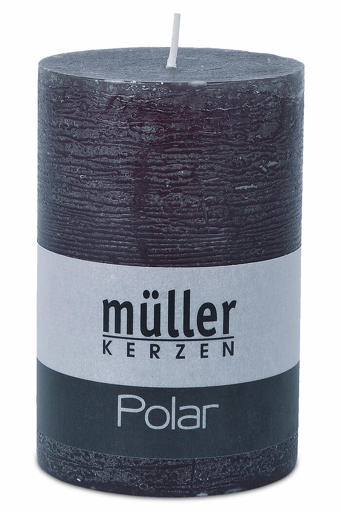 Eine Polar Stumpenkerze von Müller Kerzenfabrik in der Größe 12x7,8cm in der Farbe Asphalt.