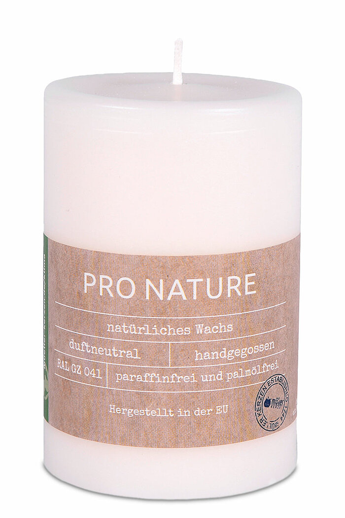 Eine Pro Nature Stearin-Stumpenkerze von Müller Kerzenfabrik in der Größe 10x6,8cm mit Vanilleduft.