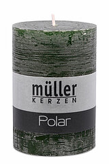 Eine Polar Stumpenkerze von Müller Kerzenfabrik in der Größe 10x6,8cm in der Farbe dunkelgrün.