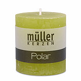 Eine Polar Stumpenkerze von Müller Kerzenfabrik in der Größe 7,5x6,8cm in der Farbe maigrün.