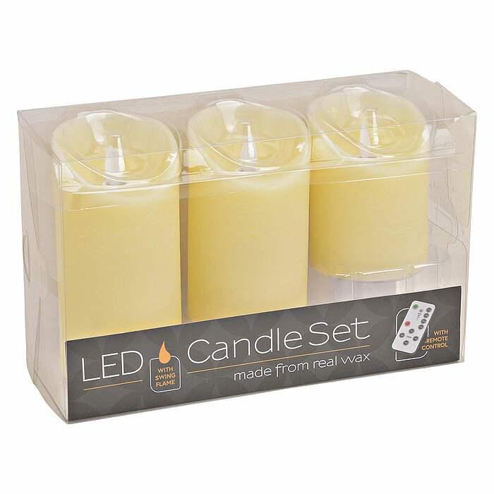 Drei gelbe LED-Kerzen mit flackerndem Flammeneffekt befinden sich in einer transparenten Verpackung. Das Set wird als "LED Candle Set" mit der Beschriftung "made from real wax" und einer Abbildung einer Fernbedienung beworben, die darauf hinweist, dass di