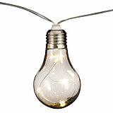 Drei hängende Glühbirnen in Standardform, die an einer dünnen, transparenten Schnur befestigt sind, leuchten hell und erzeugen ein warmes Licht. Die Glühbirnen sind gleichmäßig entlang der Schnur verteilt und wirken dekorativ in ihrer Anordnung.