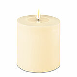 Eine LED Stumpenkerze von Deluxe Homeart in der Geruchssorte Creme und in der Größe 10x10cm.