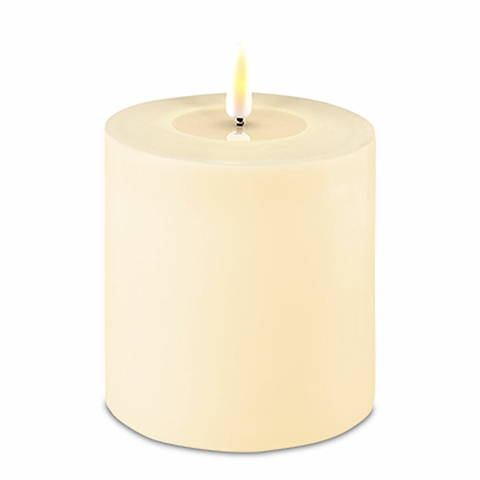 Eine LED Stumpenkerze von Deluxe Homeart in der Geruchssorte Creme und in der Größe 10x10cm.