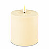 Eine LED Stumpenkerze von Deluxe Homeart in der Geruchssorte Creme und in der Größe 10x10cm.