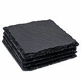 Ein Stapel von vier quadratischen, schwarzen Schieferplatten. Die Platten haben eine raue, unregelmäßige Oberfläche und Kanten, was ihnen eine natürliche, rustikale Ausstrahlung verleiht.