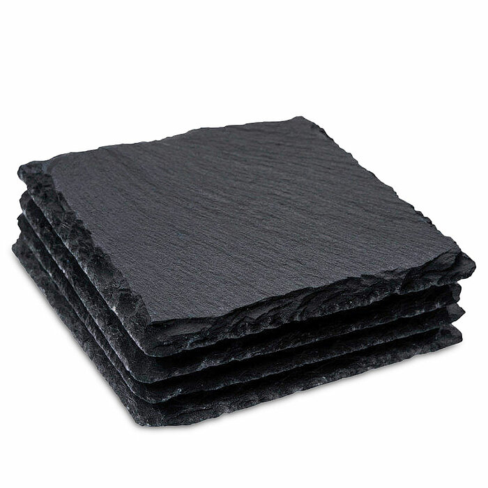 Ein Stapel von vier quadratischen, schwarzen Schieferplatten. Die Platten haben eine raue, unregelmäßige Oberfläche und Kanten, was ihnen eine natürliche, rustikale Ausstrahlung verleiht.