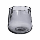 Ein Teelichthalter Wavy von Sandra Rich in der Größe 8,5x8,5cm in der Farbe grau.