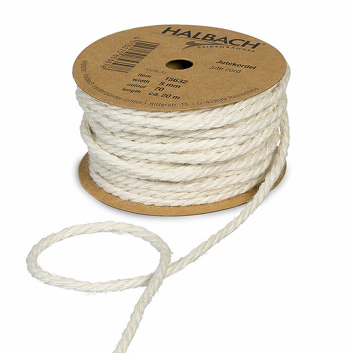Eine weiße Jutekordel vom Hersteller Halbach ist ordentlich auf einer braunen Pappspule aufgewickelt. Die Kordel hat eine Dicke von 7 mm und wird mit einer Länge von 20 Metern angegeben.