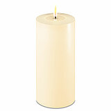 Eine LED Stumpenkerze von Deluxe Homeart in der Geruchssorte Creme und in der Größe 20x10cm.