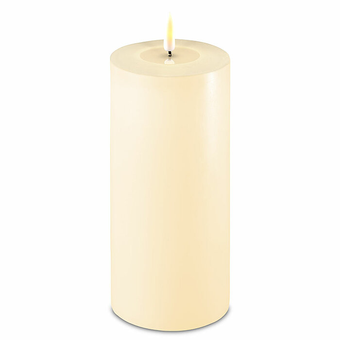 Eine LED Stumpenkerze von Deluxe Homeart in der Geruchssorte Creme und in der Größe 20x10cm.