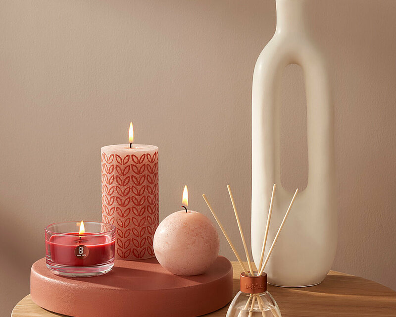 Eine aufeinander Abgestimmte Mischung aus Rustik-Stumpenkerzen von Bolsius mit Motiv, Rustik-Kugelkerzen einem Raumduft Diffuser mit vier Holzstäbchen und Duftgläsern.