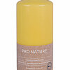 Eine Pro Nature Stearin-Stumpenkerze von Müller Kerzenfabrik in der Größe 15x6,8cm in der Geruchssorte Honig.