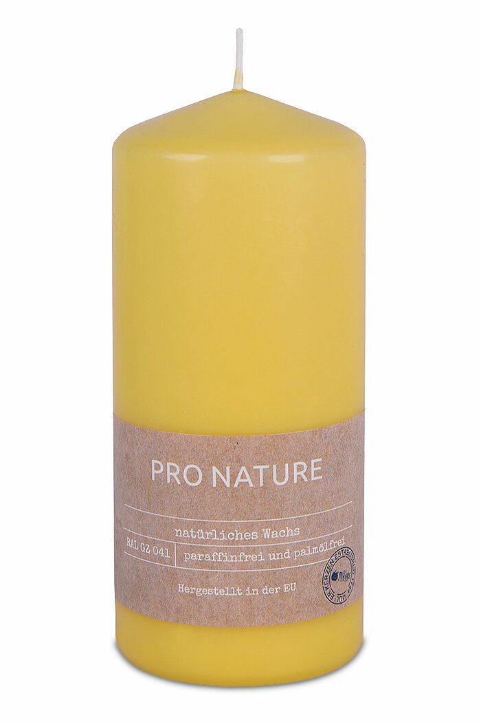 Eine Pro Nature Stearin-Stumpenkerze von Müller Kerzenfabrik in der Größe 15x6,8cm in der Geruchssorte Honig.
