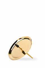 Ein goldener Kerzenhalter mit einem Spieß in der Mitte. Der Kerzenhalter ist leicht geneigt, wobei die glänzende Oberfläche reflektiert und der Spieß senkrecht nach unten zeigt.