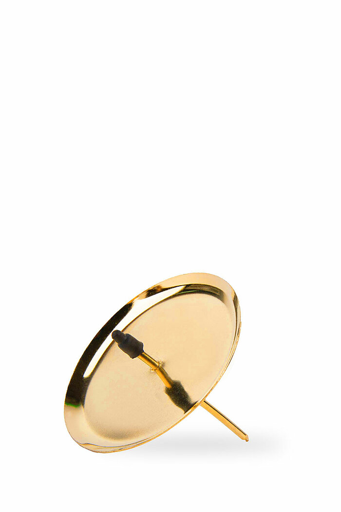 Ein goldener Kerzenhalter mit einem Spieß in der Mitte. Der Kerzenhalter ist leicht geneigt, wobei die glänzende Oberfläche reflektiert und der Spieß senkrecht nach unten zeigt.