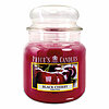 Eine Apothekerglas-Kerze von Prices Candles in der Größe 14,2x9,5cm mit dem Duft Black Cherry und einem Gewicht von 411g.