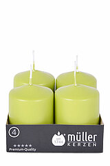 Vier Stumpenkerzen von Müller Kerzenfabrik in der Größe 6,2x4,8cm in der Farbe Maigrün.