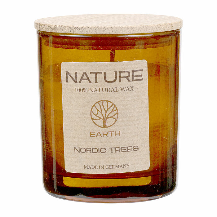 Eine braune Glas-Kerze vom Hersteller Wenzel, mit einem Holzdeckel. Auf dem Etikett steht: "NATURE 100% NATURAL WAX EARTH NORDIC TREES MADE IN GERMANY".