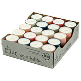 Eine Packung mit 25 Teelichtern in verschiedenen Farben, die in einer rechteckigen Box angeordnet sind. Die Farben der Teelichter umfassen Weiß, Rosa, helles Blau, dunkles Blau und helles Braun. Vor der Box sind fünf zusätzliche Teelichter aufgereiht und 