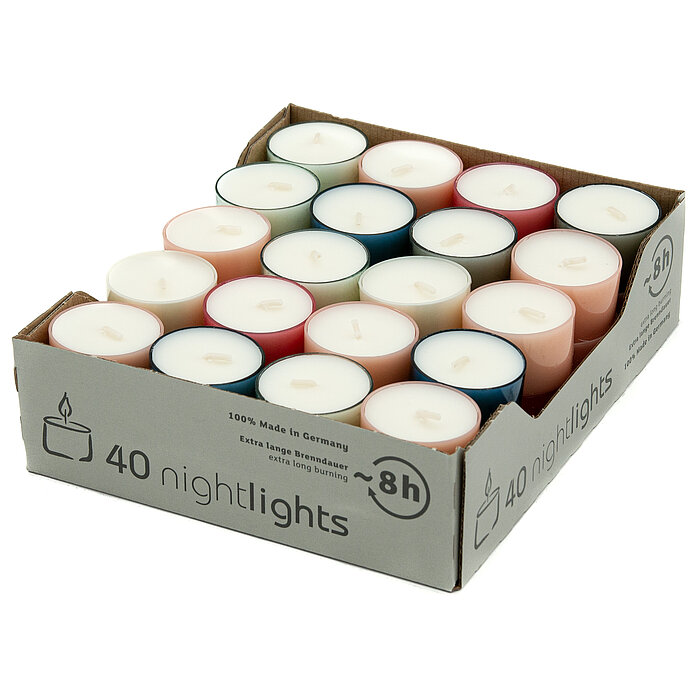 Eine Packung mit 25 Teelichtern in verschiedenen Farben, die in einer rechteckigen Box angeordnet sind. Die Farben der Teelichter umfassen Weiß, Rosa, helles Blau, dunkles Blau und helles Braun. Vor der Box sind fünf zusätzliche Teelichter aufgereiht und 