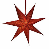 Ein roter, stilisierter sechszackiger Stern hängt an einem dünnen Band. Der Stern hat eine strukturierte Oberfläche und wirkt durch seine Farbgebung und Form festlich und weihnachtlich.