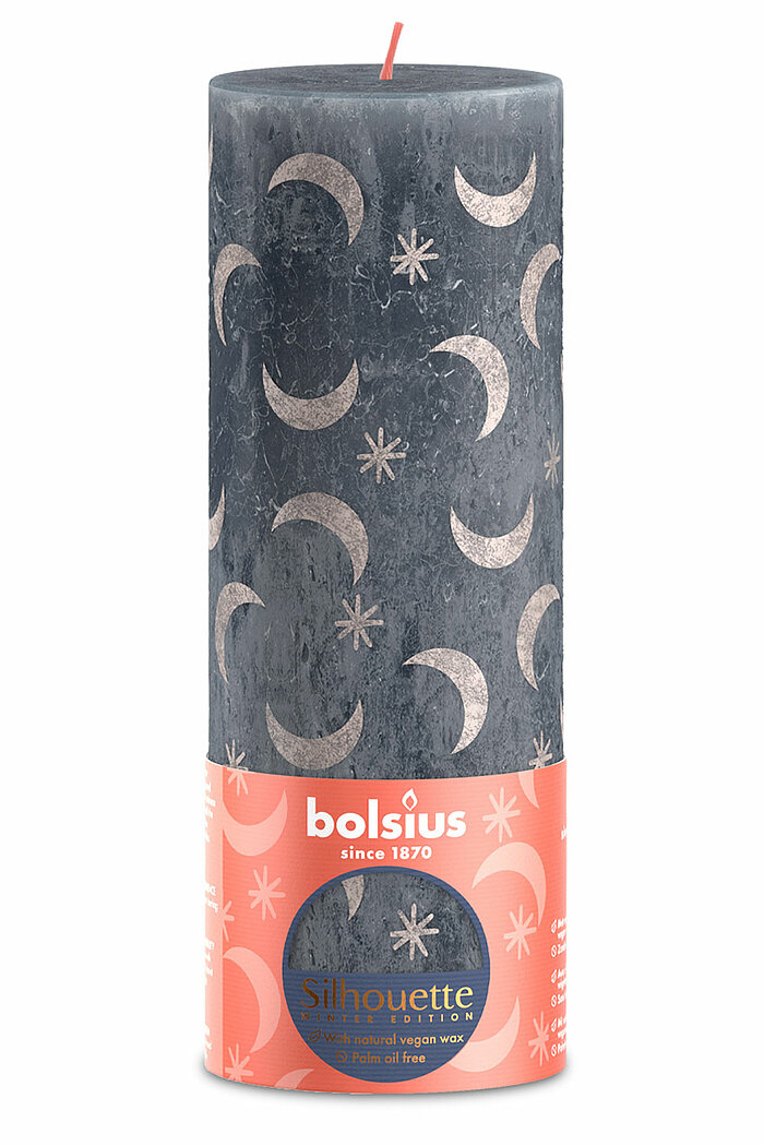 Eine Rustik Silhouette Stumpenkerze von Bolsius in der Farbe Schieferblau in der Größe 19x6,8cm.