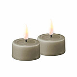 Zwei LED Teelichter von Deluxe Homeart in der Farbe Sand und in der Größe 4,5x4,1cm.