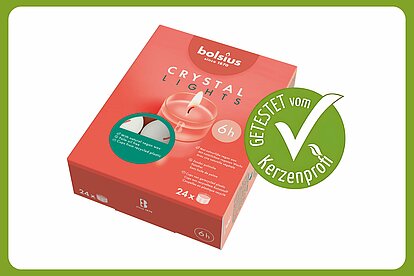 Eine Packung mit Bolsius Crystal Lights Teelichter 6 Stunden ist zu sehen. Daneben ein grüßner Kerzenprofi getestet button. Der Rest des Bildes ist weiss.