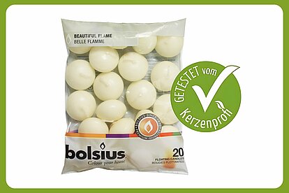 Auf dem Bild ist Beutel mit 20 elfenbeinfarbenen Schwimmkerzen von Bolsius zu sehen. Daneben ist ein grüner Kerzenprofi getestet Button. Der Rest des Bildes ist in weiss