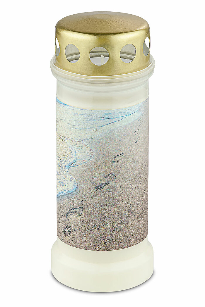 1 Bolsius Dauerbrenner Nr. 6 mit Deckel und Motiv Strand in der Größe 17x6,5cm in der Farbe Weiß.