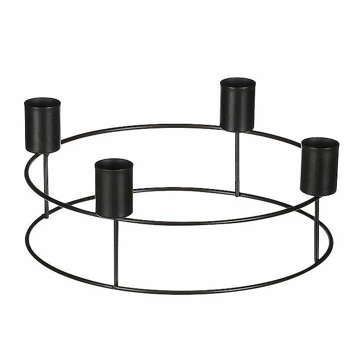 Ein minimalistischer schwarzer Kerzenhalter aus Draht mit vier Halterungen für Stabkerzen. Das Design ist modern und schlicht, bestehend aus zwei kreisförmigen Drahtgestellen, die durch vier vertikale Stangen verbunden sind. Jede Stange trägt oben eine Ha