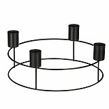 Ein minimalistischer schwarzer Kerzenhalter aus Draht mit vier Halterungen für Stabkerzen. Das Design ist modern und schlicht, bestehend aus zwei kreisförmigen Drahtgestellen, die durch vier vertikale Stangen verbunden sind. Jede Stange trägt oben eine Ha