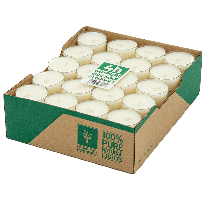 Eine offene Pappschachtel enthält 24 weiße Teelichter, die ordentlich in vier Reihen angeordnet sind. Auf der Verpackung sind grüne und weiße Etiketten angebracht, einschließlich einem Etikett, das 24 Stunden Brenndauer und "100% made in Germany" sowie "1