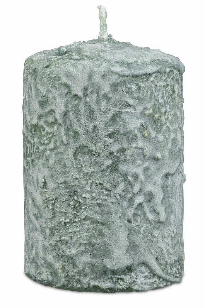 Vier Stumpenkerzen Pure von Richard Wenzel in der Größe 13x6cm in der Farbe Smaragdgrün.