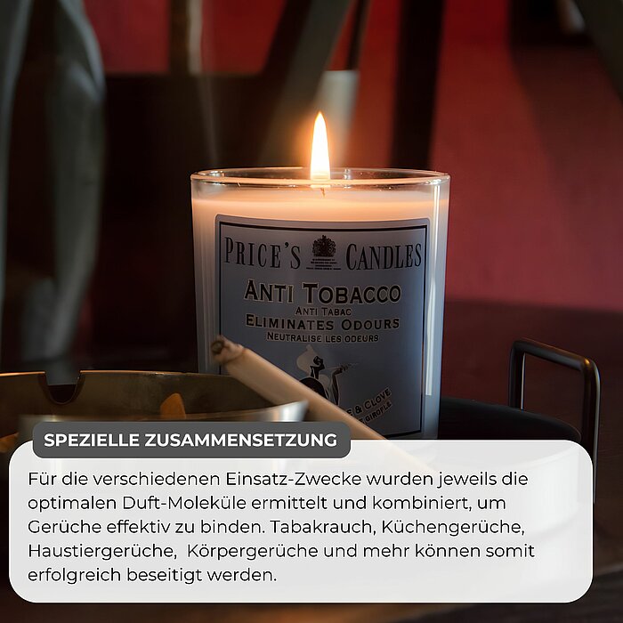Eine brennende Kerze von "Price's Candles" steht auf einer glatten weißen Oberfläche. Die Kerze befindet sich in einem Glas und das Etikett hebt hervor, dass sie Haushaltsgerüche neutralisiert. Im Hintergrund ist ein Kratzbaum zu sehen, auf dem eine Katze