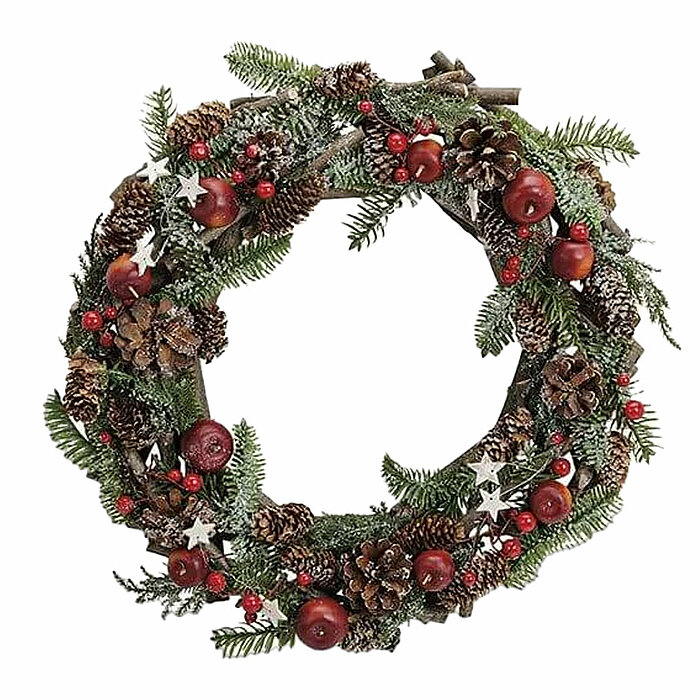 Ein Weihnachtskranz aus verschiedenen grünen Tannenzweigen, verziert mit Tannenzapfen, roten Beeren und kleinen roten Äpfeln. Der Kranz ist außerdem mit weißen Sternen dekoriert, die ihm einen festlichen Touch verleihen. Der Kranz hebt sich durch die üppi